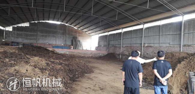 鄭州恒帆機(jī)械為溫縣客戶實(shí)地規(guī)劃年產(chǎn)三萬噸牛糞有機(jī)肥生產(chǎn)線項目(圖3) 牛糞倉儲廠區(qū)參觀